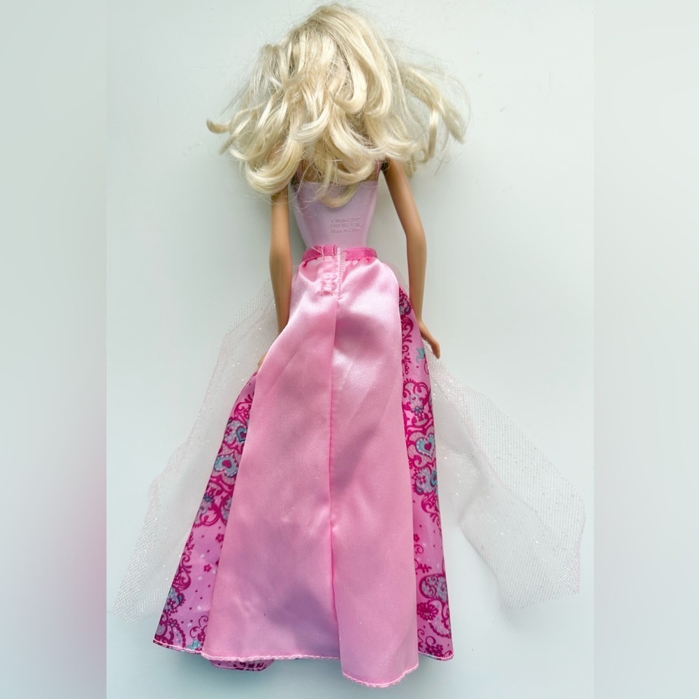 Mattel 2011 Barbie Princess Fairytale Magic Doll - Picture 3 of 7